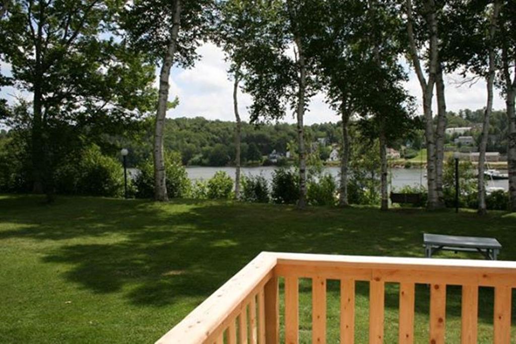 Lanes Riverhouse Inn & Cottages Montague Quarto foto