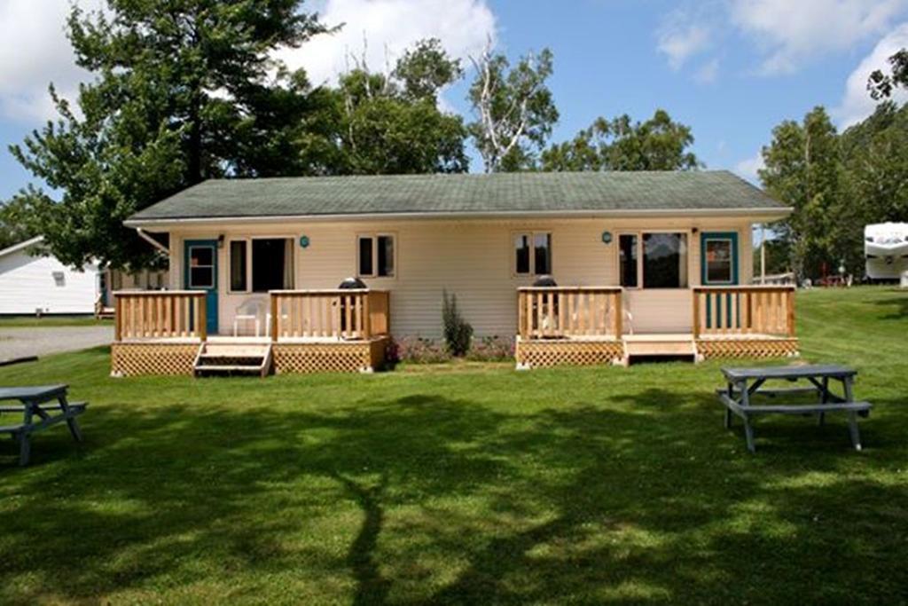 Lanes Riverhouse Inn & Cottages Montague Quarto foto