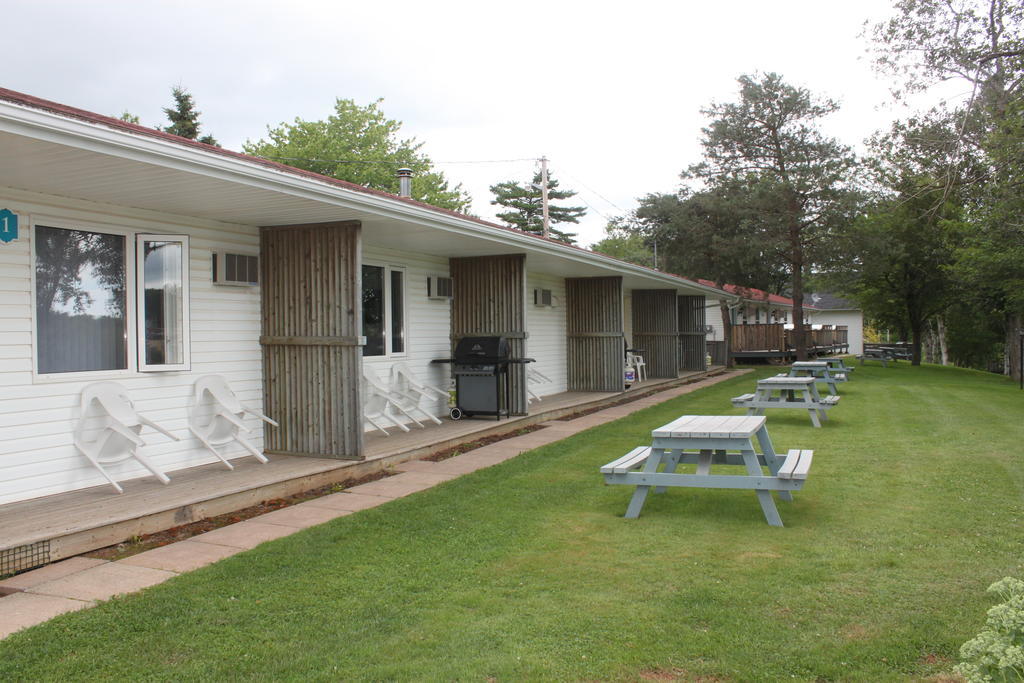 Lanes Riverhouse Inn & Cottages Montague Quarto foto